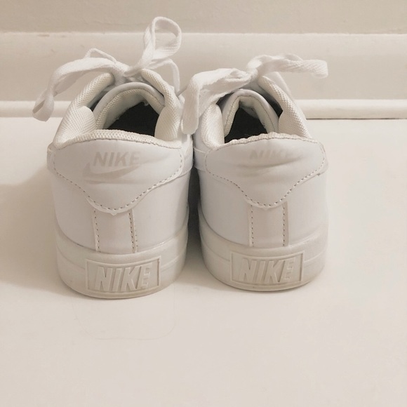 Nike Women’s White Sneakers Flat Sole - Size 7.5 - Picture 4 of 8